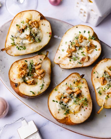 Entrée gourmande : les poires farcies au fromage bleu et noix !