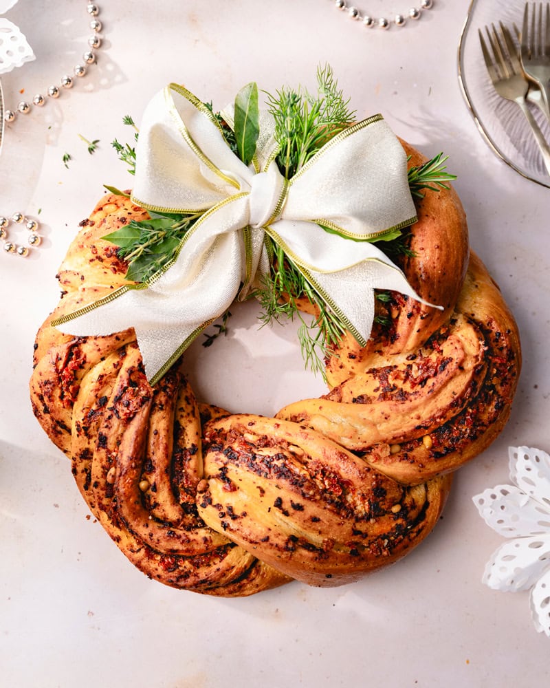 Les fantastiques crackers aux graines, cétogène et sans gluten 6 Babka salée en forme de couronne pour Noël (au pesto rouge)